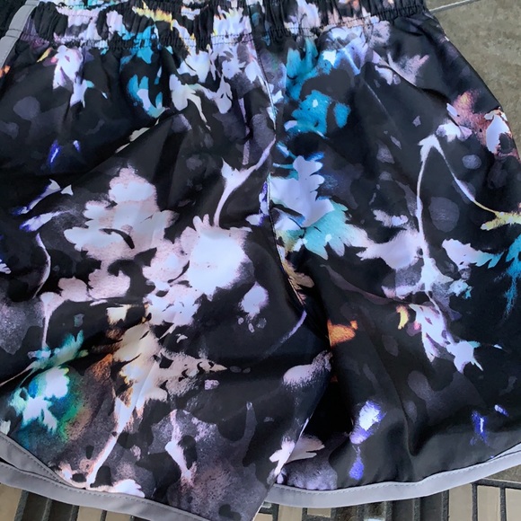 NIKE WOMENS RUNNING SHORTS - Picture 11 of 15